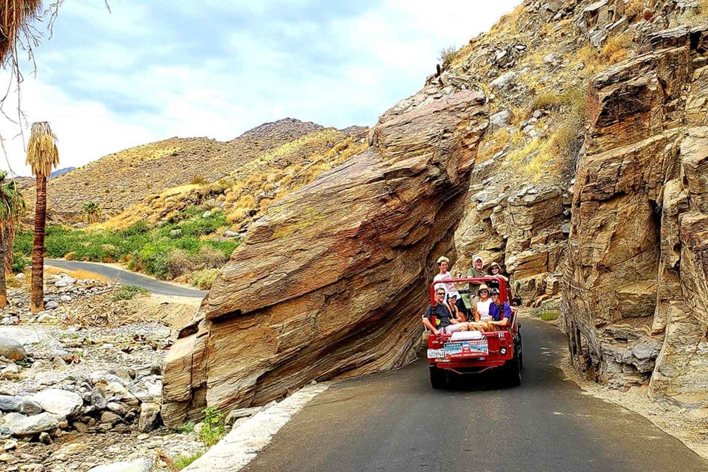 Palm Springs: Indian Canyons Hiking Tour by Jeep thumbnail